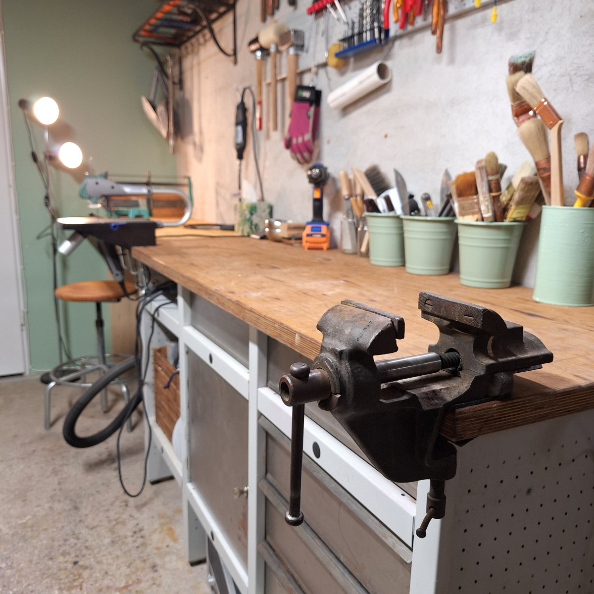 atelier d'artisanat atelier d'artisanat où l'on voit mon établi avec tous mes outils